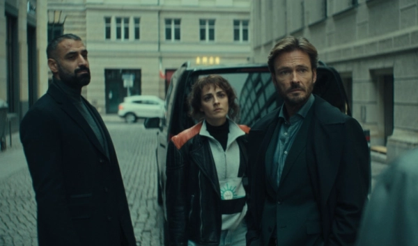 Ідеальний варіант на вихідні: на Netflix вийшов детективний серіал про німецьких "Містер і місис Сміт" 12