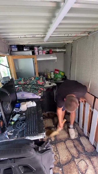 Як виглядає будинок у лісі, де чоловік живе вже рік 2