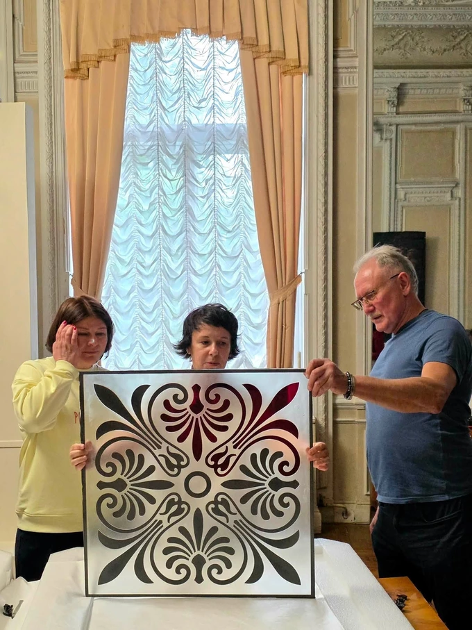 Лондон відновив вітраж Київської галереї, пошкоджений ракетою РФ 4