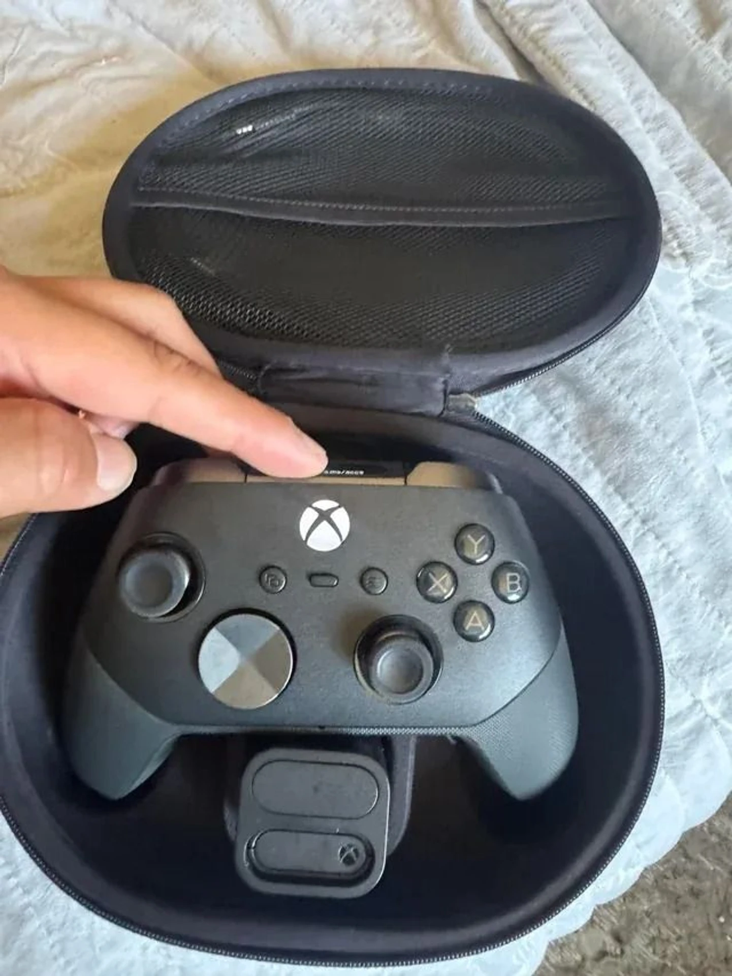 Xbox Elite 3: новий геймпад покажуть із вбудованим дисплеєм 4