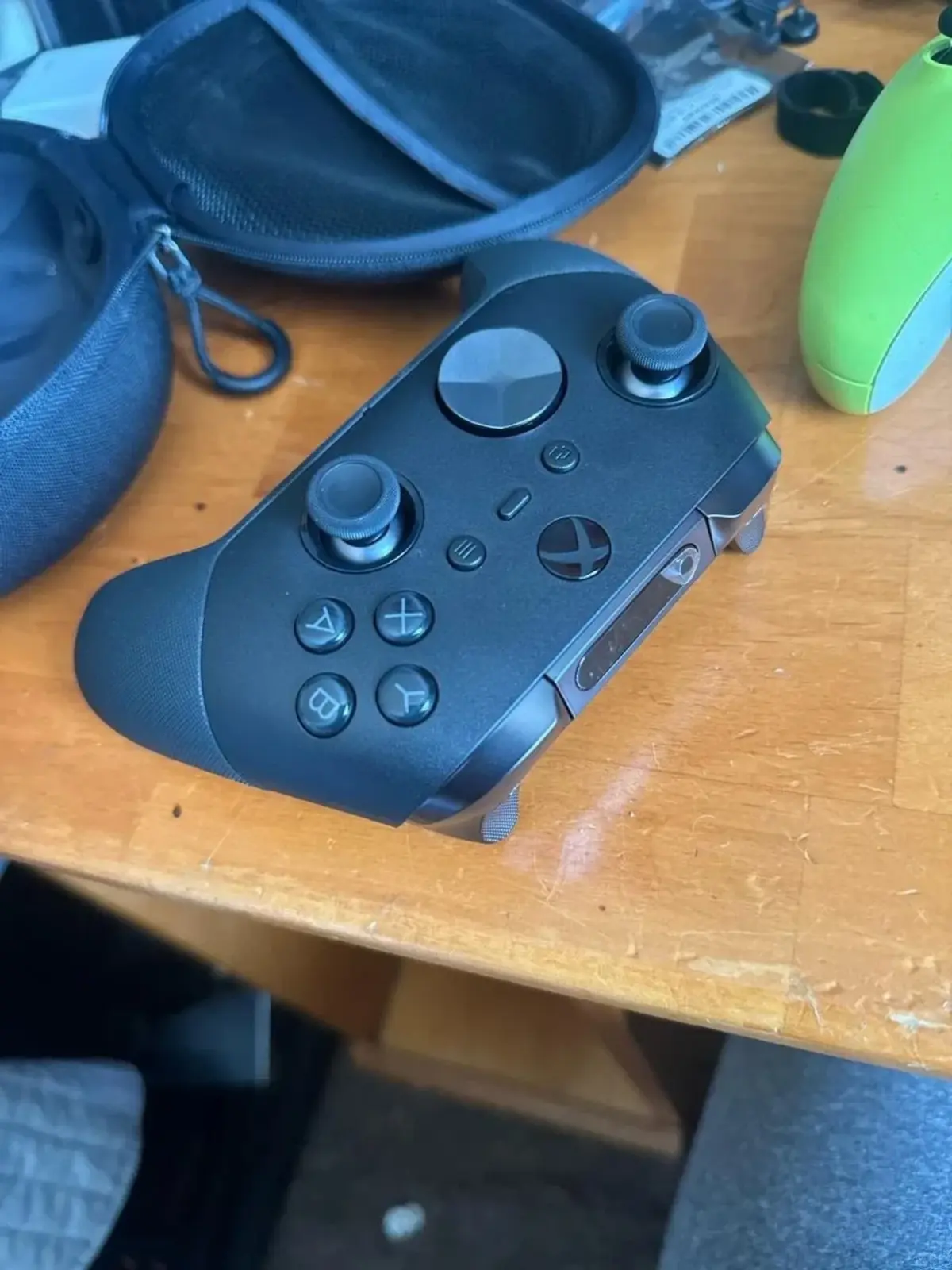 Xbox Elite 3: новий геймпад покажуть із вбудованим дисплеєм 2