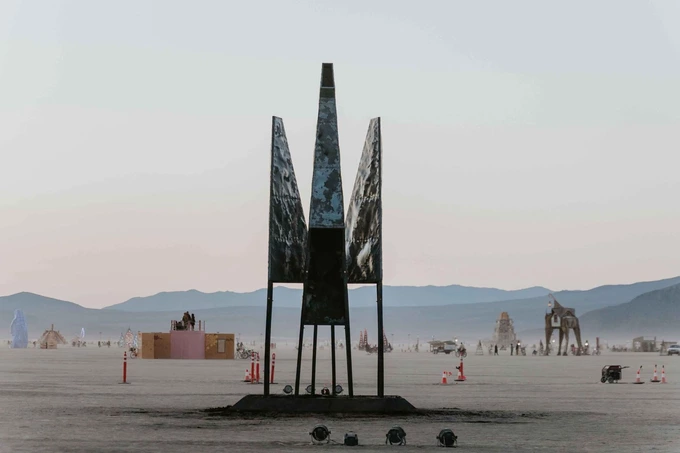 Сталевий «Фенікс» із Burning Man «відродився» біля МЗС України 3