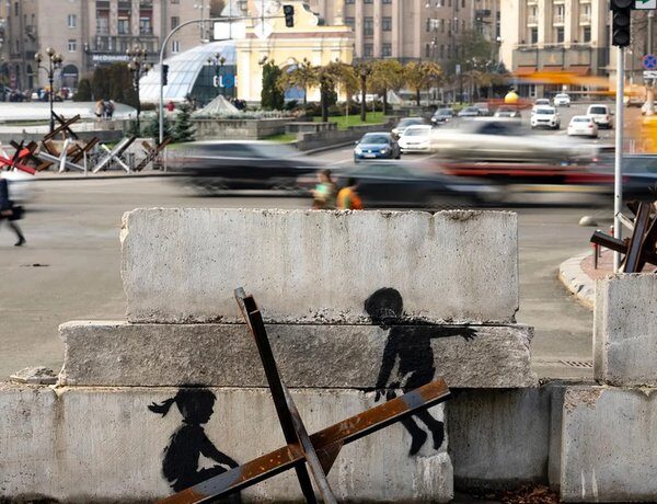 Головна 43 Бенксі в Україні: художні послання в семи стінописах