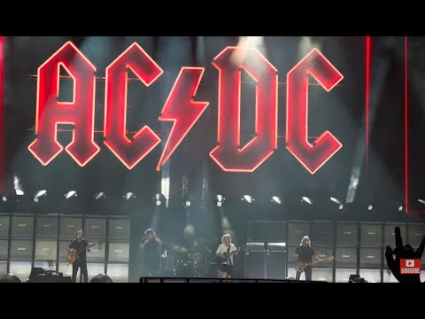 AC/DC: 50 років на сцені, історія легенди року 13