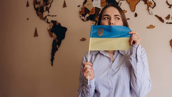 Харків’янки та запоріжанки: письменниці про полон російської та шляхи до української
