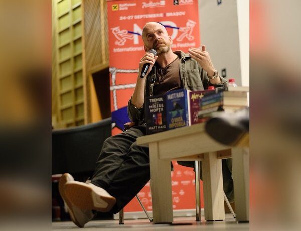 Британський автор розповів, як книжки допомагають долати труднощі